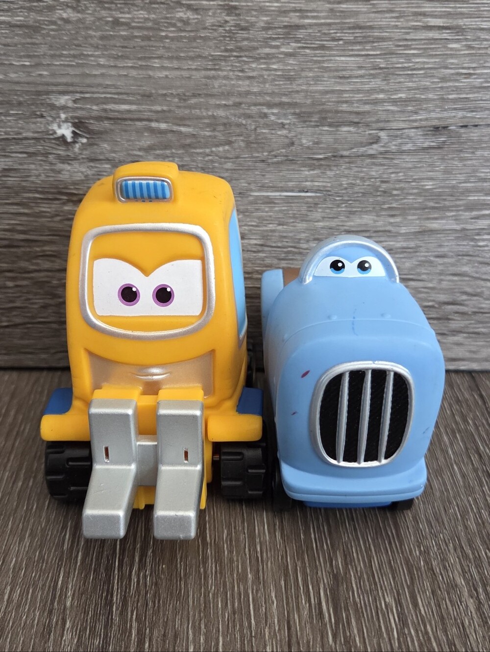 Super Wings World Airport Crew Toys - Sammy Forklift & Roy Luggage Tug